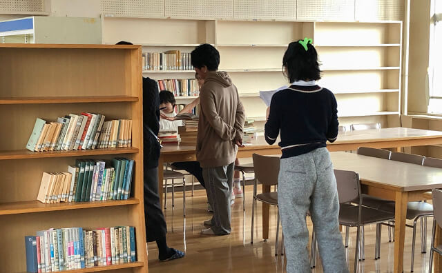 金江津小学校スタジオ　図書室