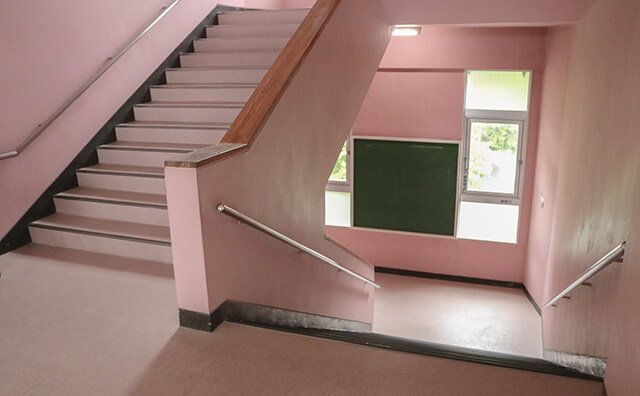 長南東小学校スタジオ 階段