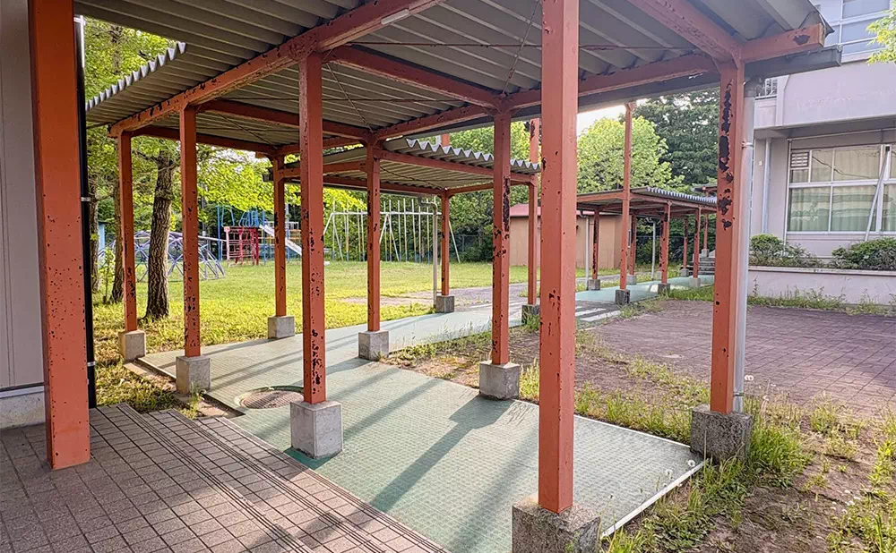 長南東小学校スタジオ 渡り廊下