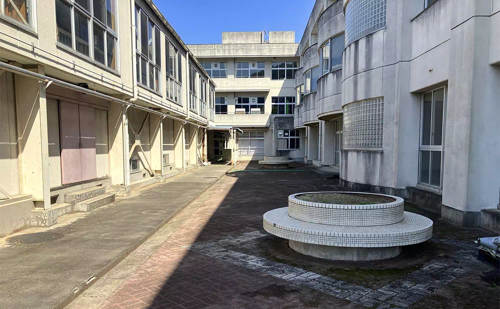 東小川小学校スタジオ 中庭