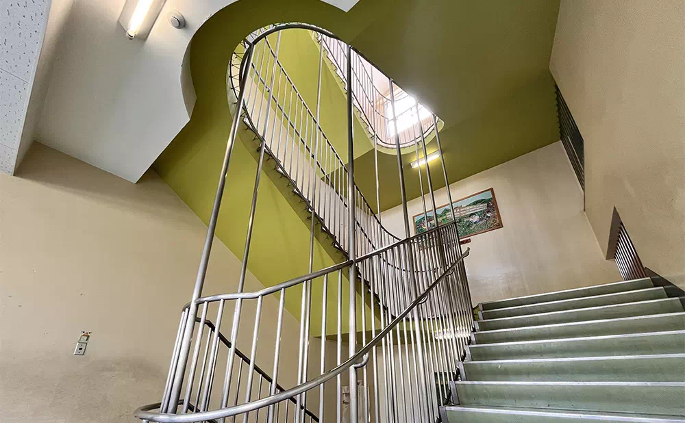 東小川小学校スタジオ 中央階段