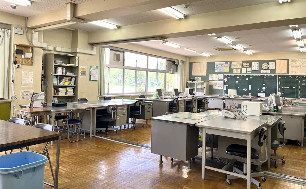 東小川小学校スタジオ 職員室
